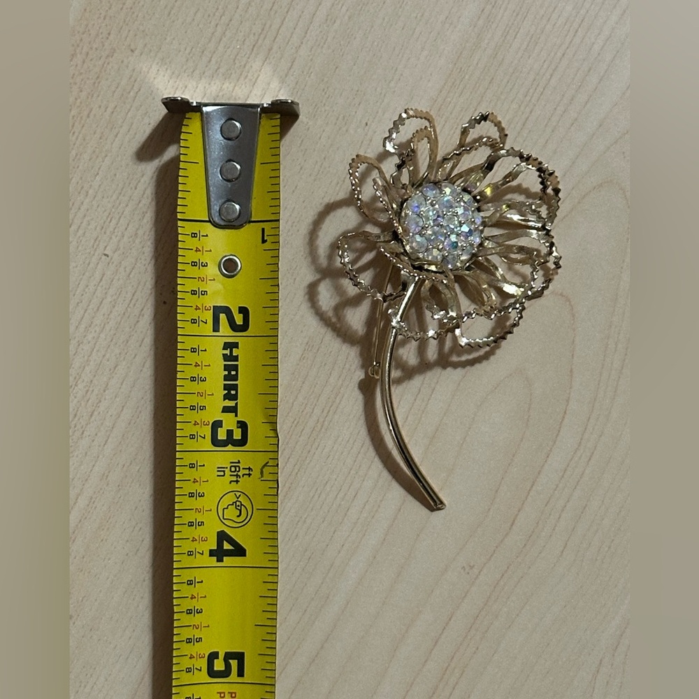 Vintage 1968 Sarah Coventry Flower Brooch